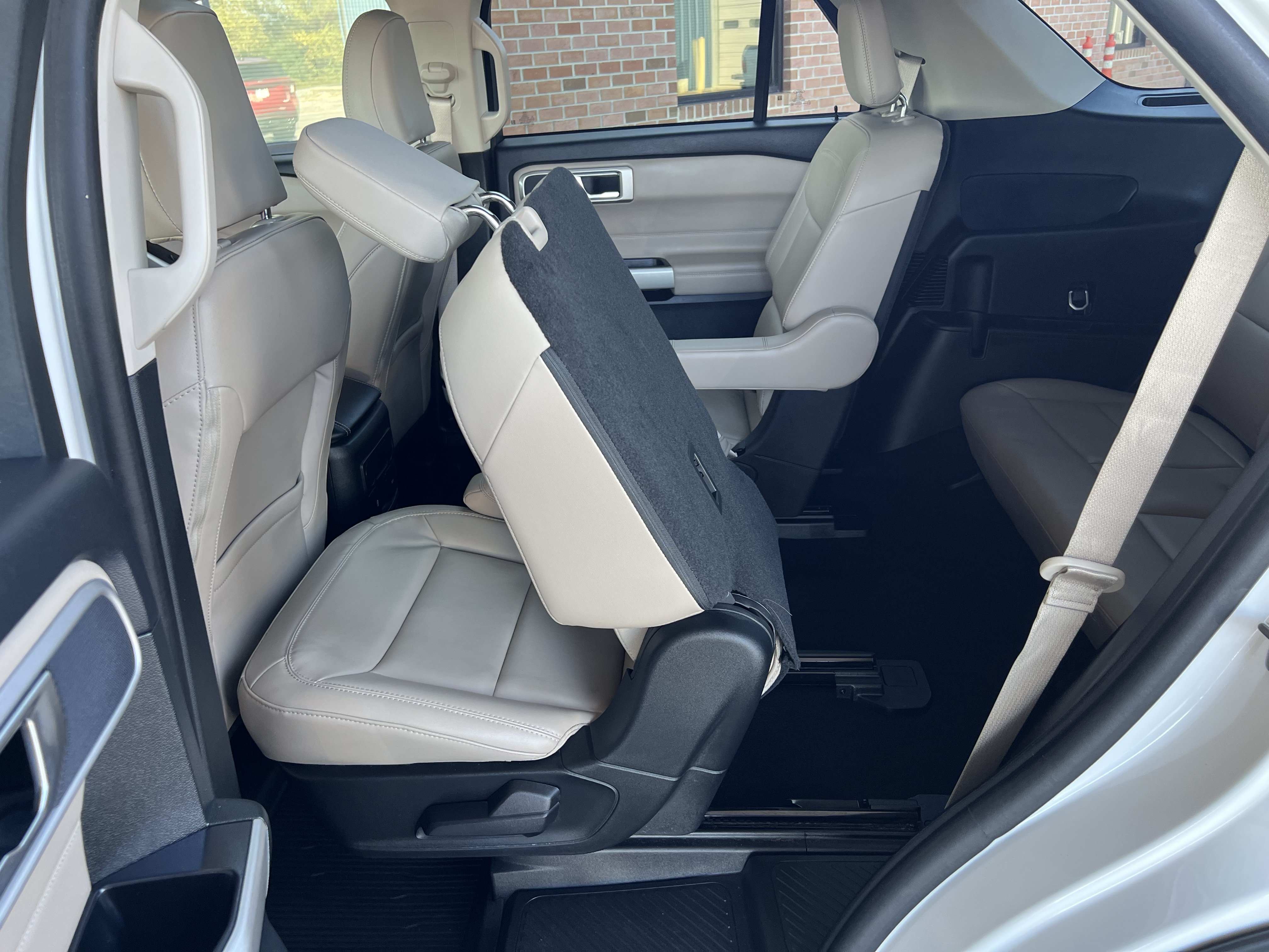 Used 2024 Ford Explorer XLT w/ Equipment Group 202A AWD/4WD image 23