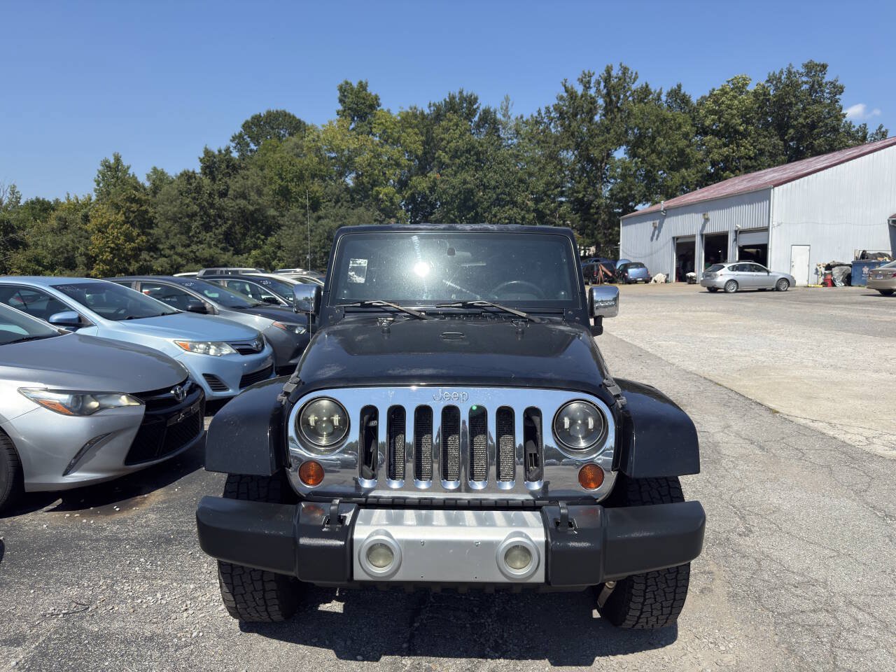Used 2009 Jeep Wrangler Unlimited Sahara w/ Mopar Leather Group AWD/4WD image 4