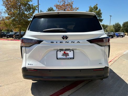 Used 2026 Toyota Sienna XLE FWD image 7