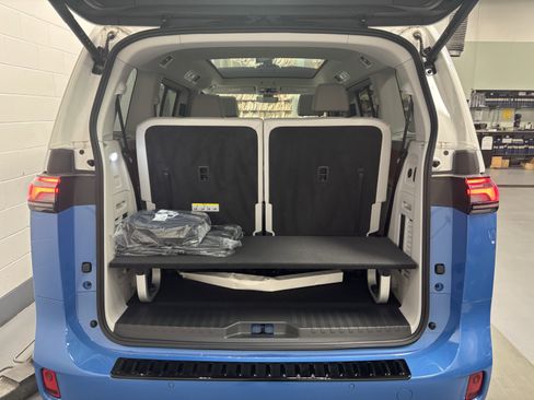 New 2025 Volkswagen ID. Buzz 1st Edition image 28