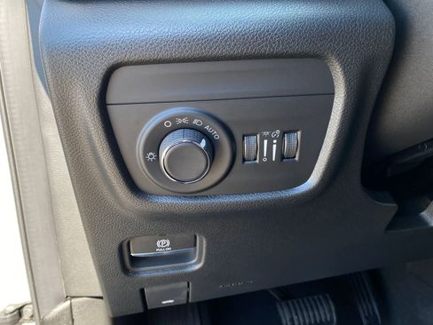 Used 2025 Jeep Grand Cherokee L Laredo image 13