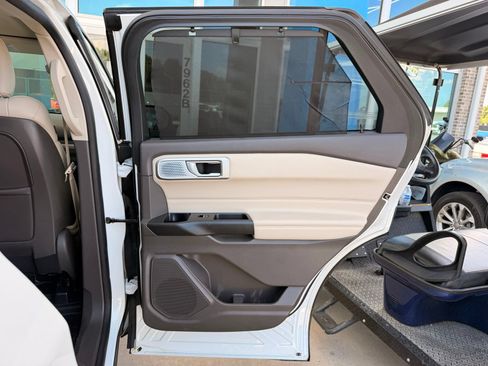 Used 2020 Ford Explorer Platinum w/ Premium Technology Package AWD/4WD image 25