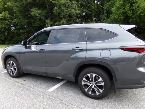 Used 2025 Toyota Highlander XLE AWD/4WD image 9