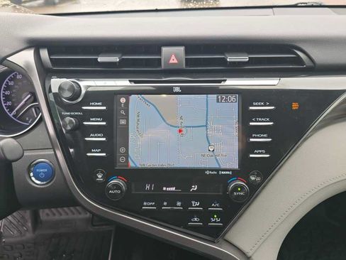 Used 2020 Toyota Camry XLE w/ Sunroof Package image 12