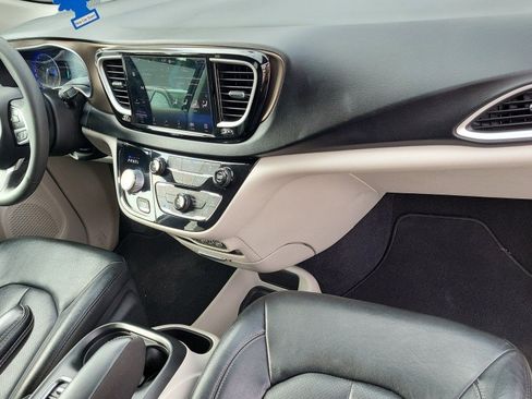 Used 2022 Chrysler Pacifica Touring-L FWD image 19