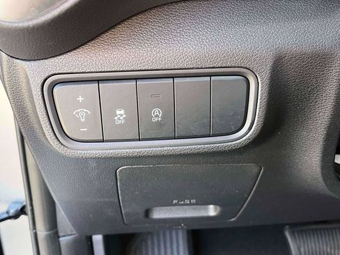 Used 2025 Kia Soul LX w/ LX Technology Package FWD image 16