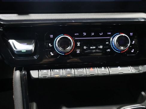 Used 2024 GMC Sierra 1500 AT4 w/ Technology Package image 30