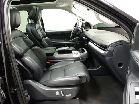 Used 2025 Lincoln Navigator Reserve image 18