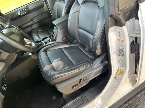 Used 2025 Ford Bronco Outer Banks AWD/4WD image 12
