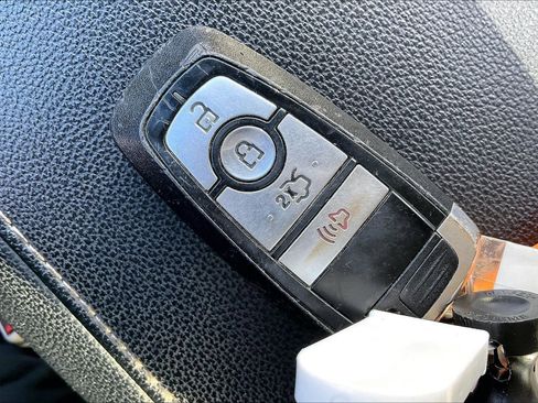 Used 2017 Ford Fusion SE image 7