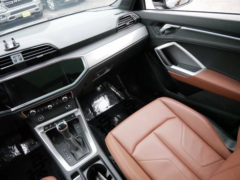 Used 2024 Audi Q3 2.0T Premium Plus w/ Premium Plus Package image 11