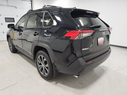Used 2022 Toyota RAV4 XLE Premium image 5