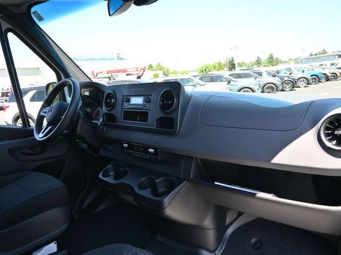 Used 2021 Mercedes-Benz Sprinter 2500 image 28