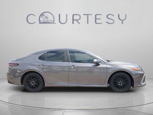 Used 2022 Toyota Camry LE FWD image 6