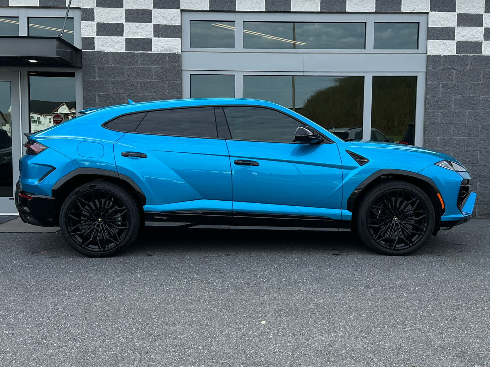 Used 2025 Lamborghini Urus Performante AWD/4WD image 2
