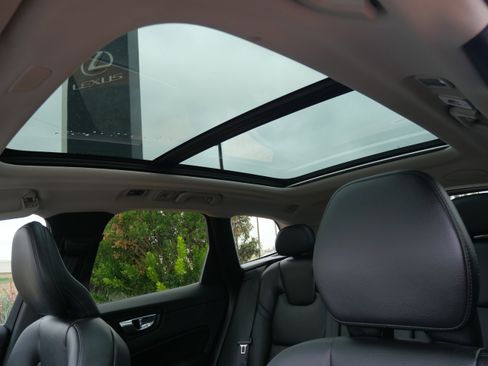 Used 2019 Volvo XC60 T5 Momentum w/ Protection Package Premier image 18