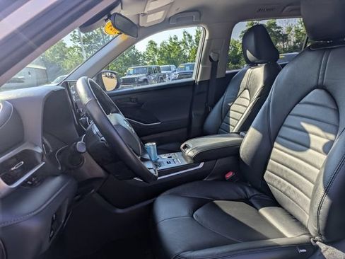 Used 2024 Toyota Highlander LE AWD/4WD image 18