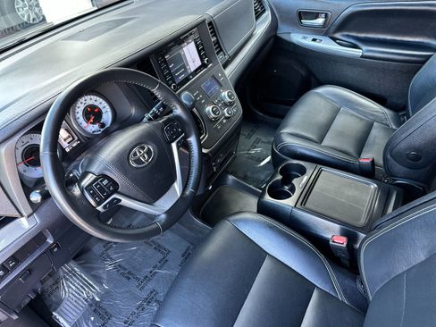 Used 2020 Toyota Sienna SE w/ SE Preferred Package image 10