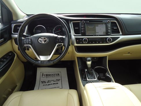 Used 2019 Toyota Highlander XLE AWD/4WD image 12
