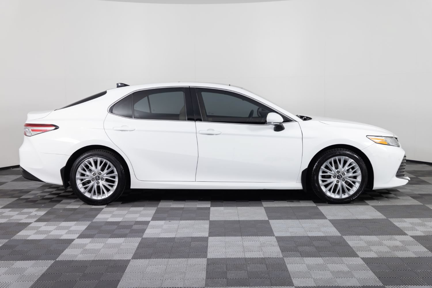 Used 2018 Toyota Camry XLE FWD image 9