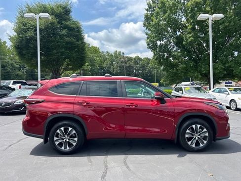 Used 2025 Toyota Highlander XLE AWD/4WD image 5