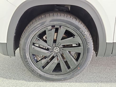 Certified 2022 Volkswagen Atlas Cross Sport SE w/ Panoramic Sunroof Package AWD/4WD image 11