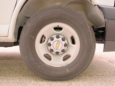 Used 2025 Chevrolet Express 2500 w/ Driver Convenience Package image 34