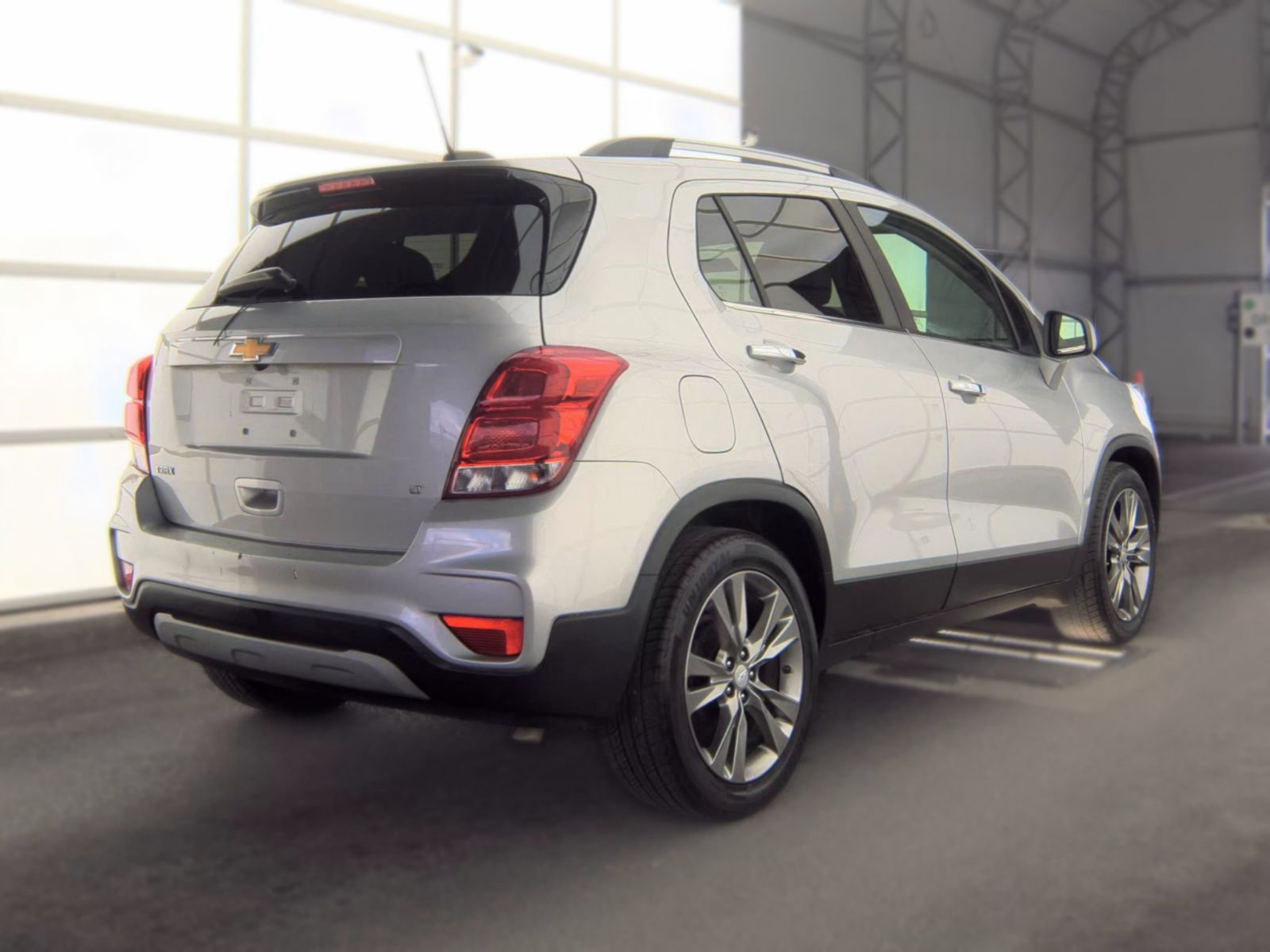 Used 2019 Chevrolet Trax LT w/ LT Convenience Package FWD image 4