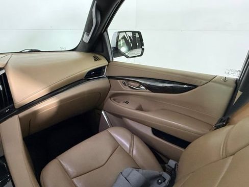 Used 2018 Cadillac Escalade Platinum AWD/4WD image 18