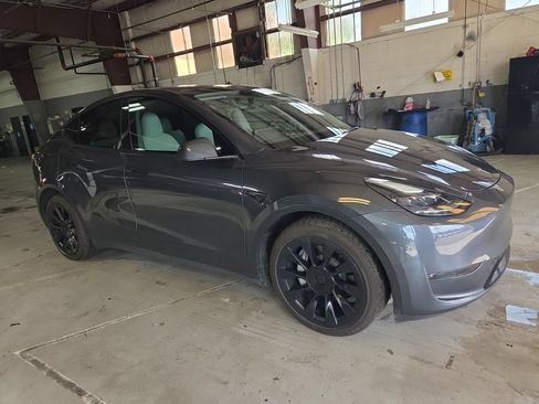 Used 2023 Tesla Model Y Long Range AWD/4WD image 3