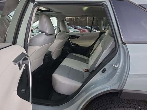 Used 2021 Toyota RAV4 XLE Premium image 8