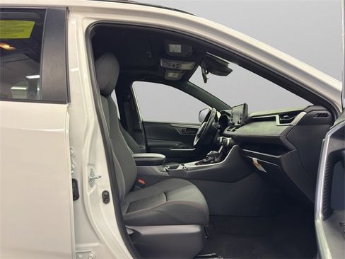 Used 2021 Toyota RAV4 SE image 18