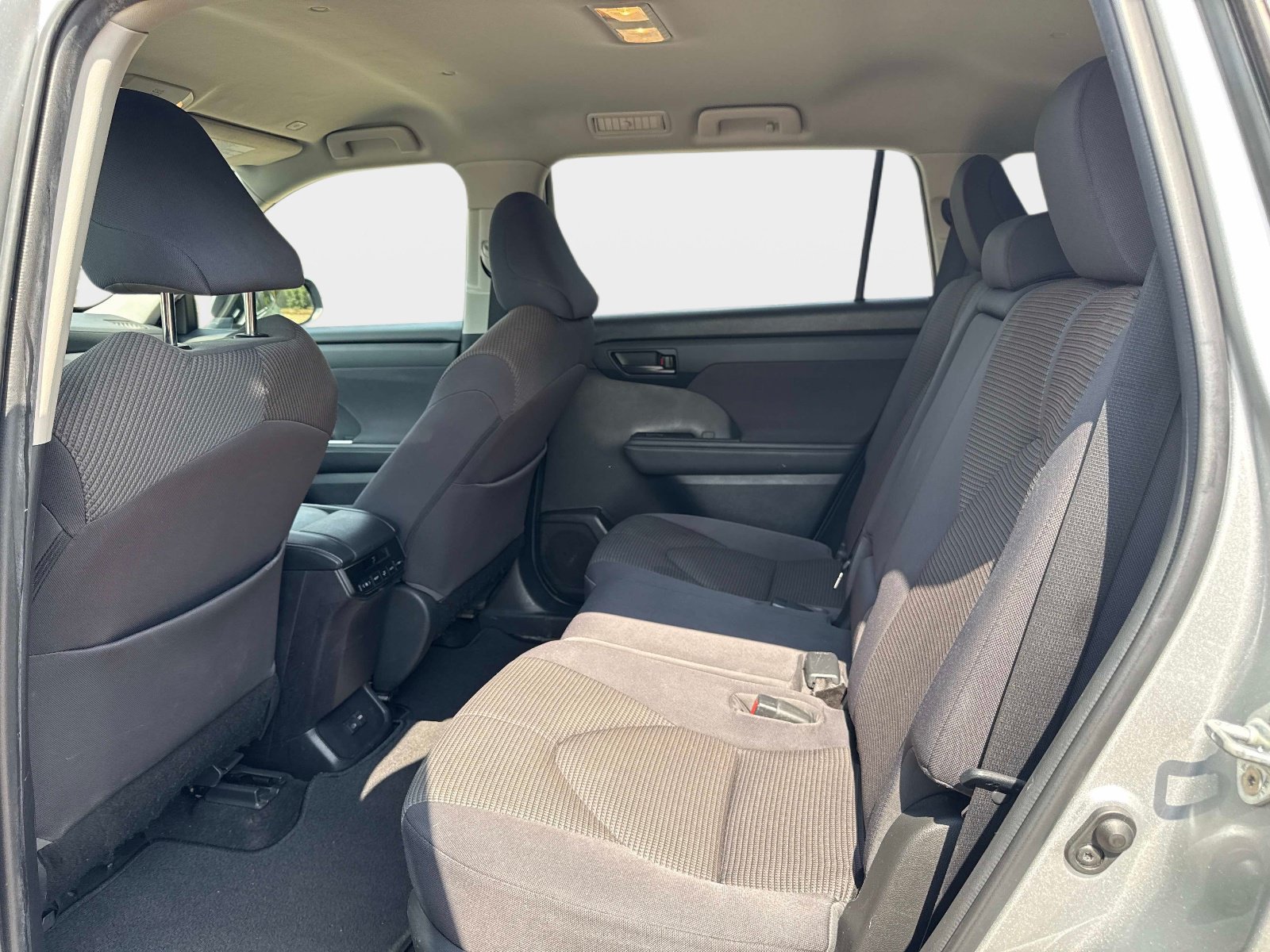 Used 2023 Toyota Highlander LE AWD/4WD image 12