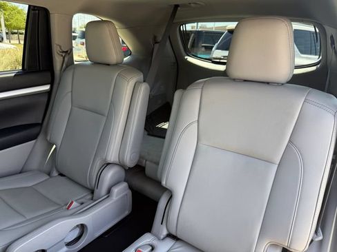 Used 2019 Toyota Highlander XLE AWD/4WD image 30