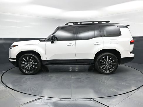 Used 2025 Lexus GX 550 AWD/4WD image 2