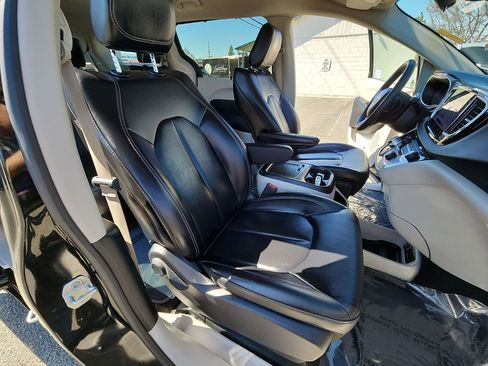 Certified 2023 Chrysler Pacifica Touring-L image 25