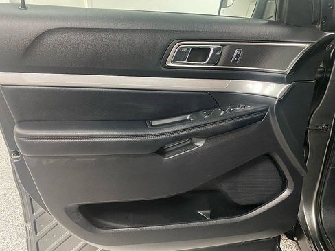 Used 2017 Ford Explorer XLT image 11