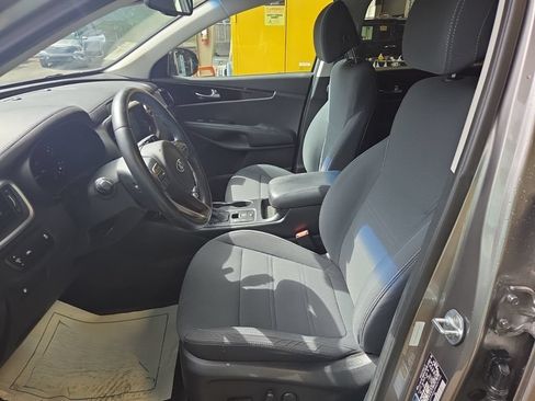 Used 2017 Kia Sorento AWD w/ LX Convenience Package image 3