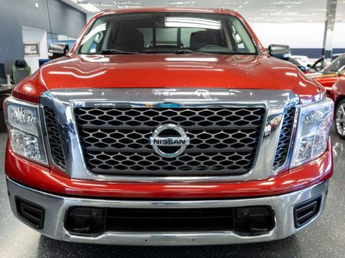 Used 2018 Nissan Titan SV w/ SV Convenience Package image 2