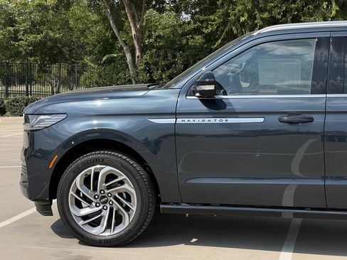 New 2025 Lincoln Navigator L Reserve image 5