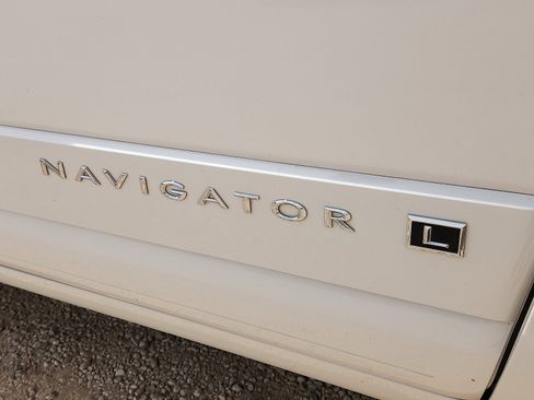 Used 2012 Lincoln Navigator L 2WD image 8