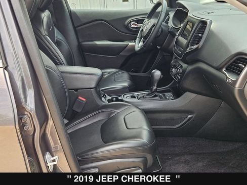Used 2019 Jeep Cherokee Latitude Plus w/ Comfort/Convenience Group FWD image 28