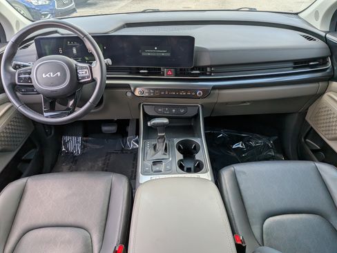 Used 2025 Kia Carnival FWD image 19