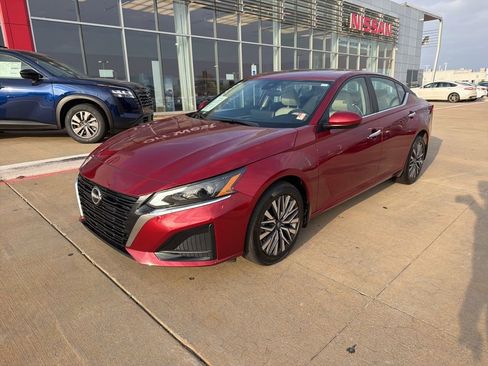 Used 2023 Nissan Altima 2.5 SV w/ SV Premium Package image 1