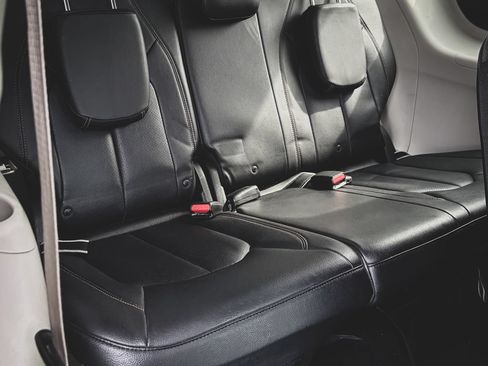 Used 2018 Chrysler Pacifica Touring-L FWD image 36