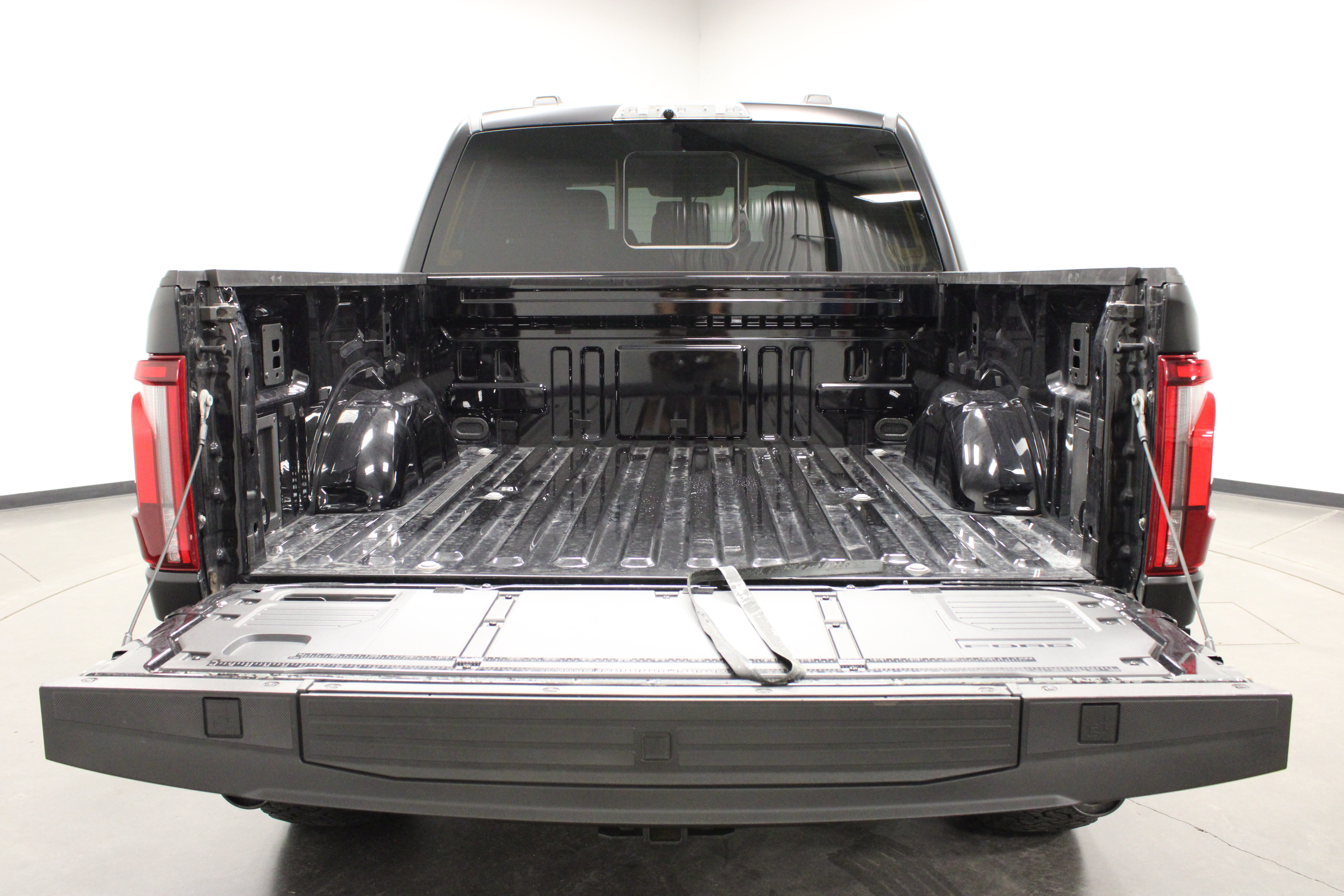 Used 2025 Ford F150 Raptor w/ Equipment Group 803A Raptor R AWD/4WD image 15