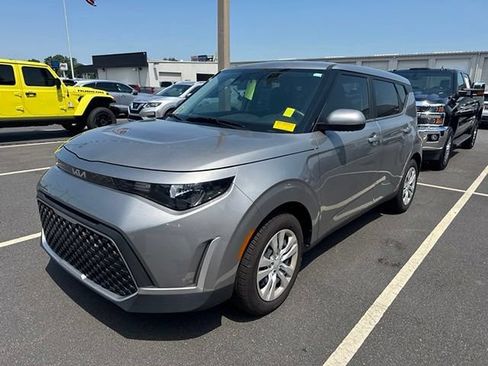 Used 2023 Kia Soul LX FWD image 1