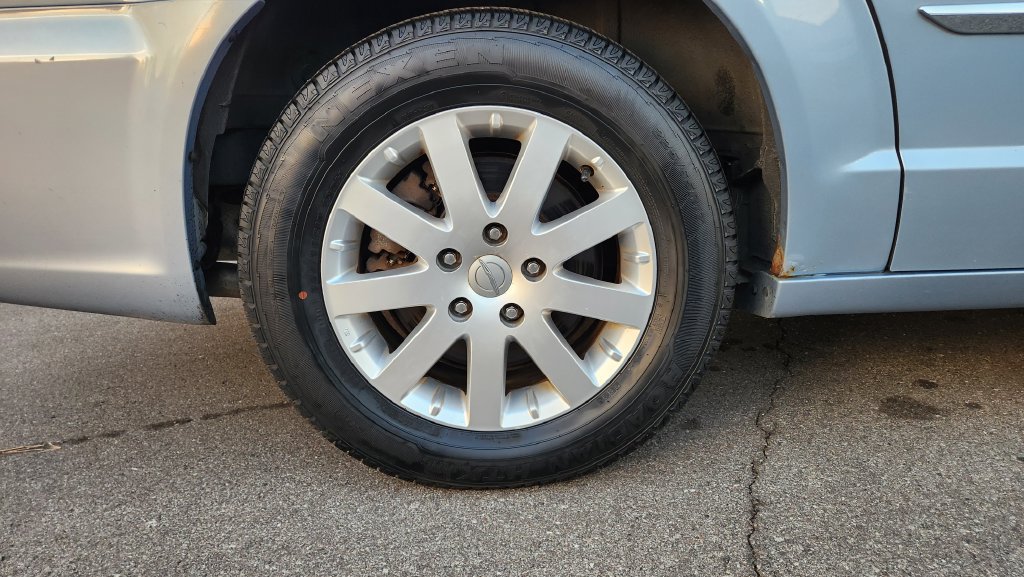 Used 2012 Chrysler Town & Country Touring-L w/ Entertainment Group #2 FWD image 3