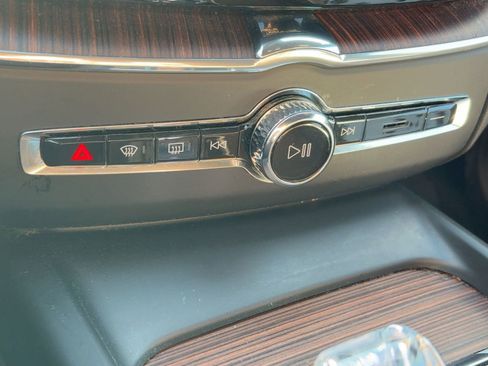 Certified 2023 Volvo XC60 B5 Ultimate w/ Protection Package Premier image 17