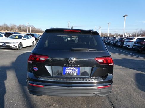 Used 2022 Volkswagen Tiguan SE image 32